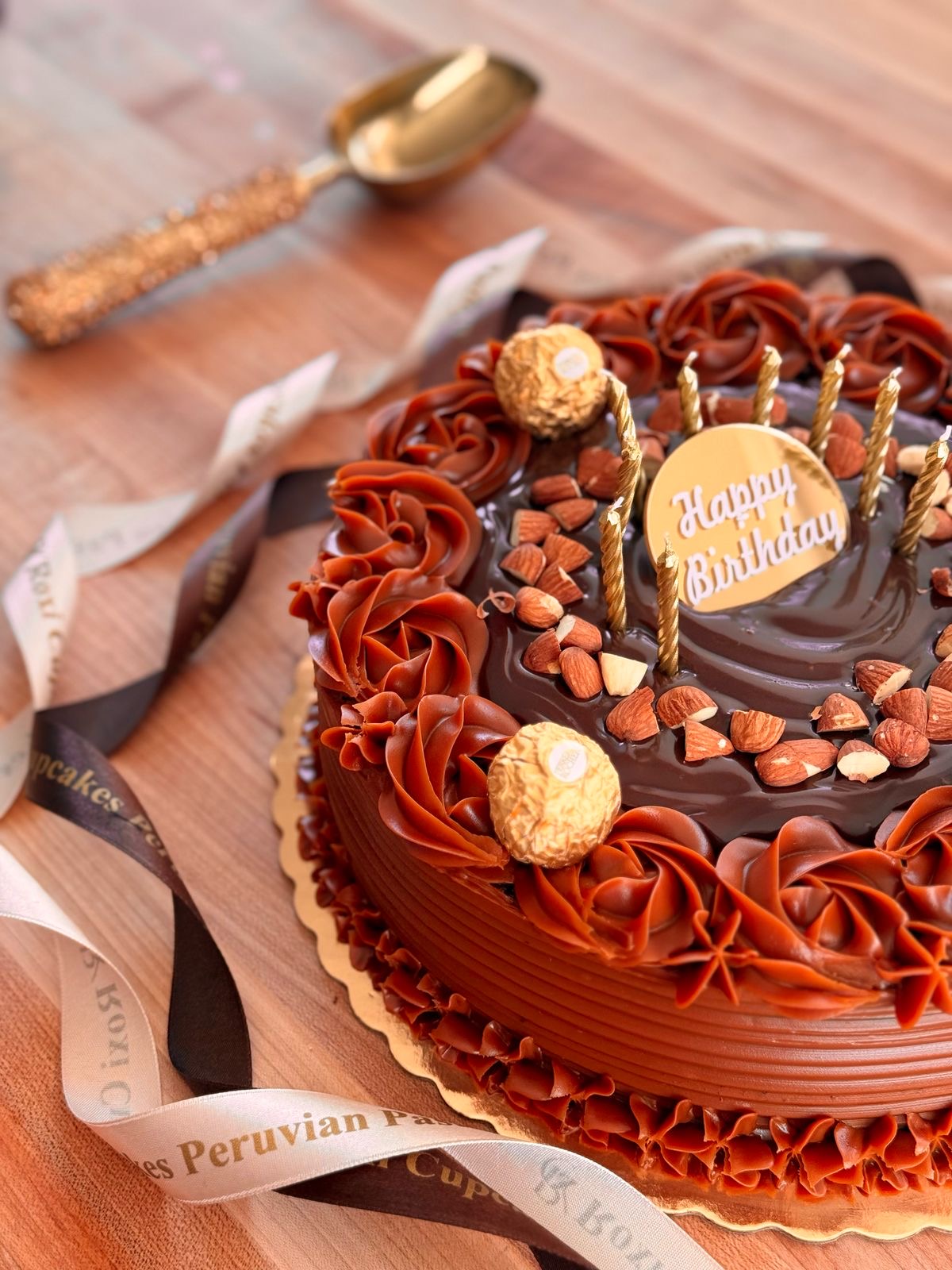 Torta de Chocolate con topping de almendras y chocolate Ferrero Rocher