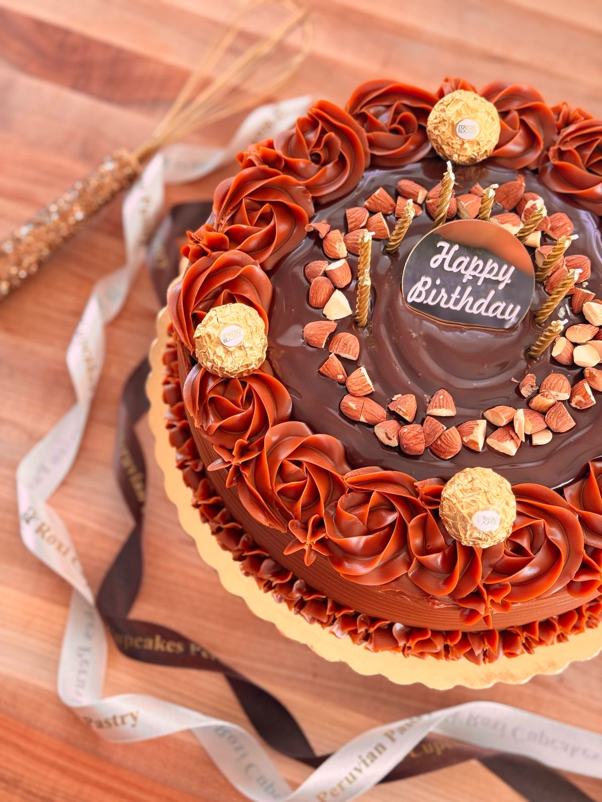 Torta de Chocolate con topping de almendras y chocolate Ferrero Rocher