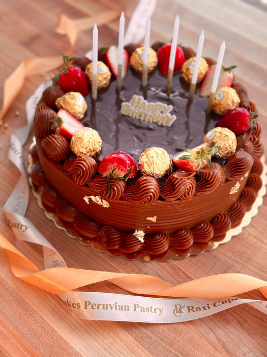 Torta de Chocolate con topping de fresas y chocolate Ferrero Rocher