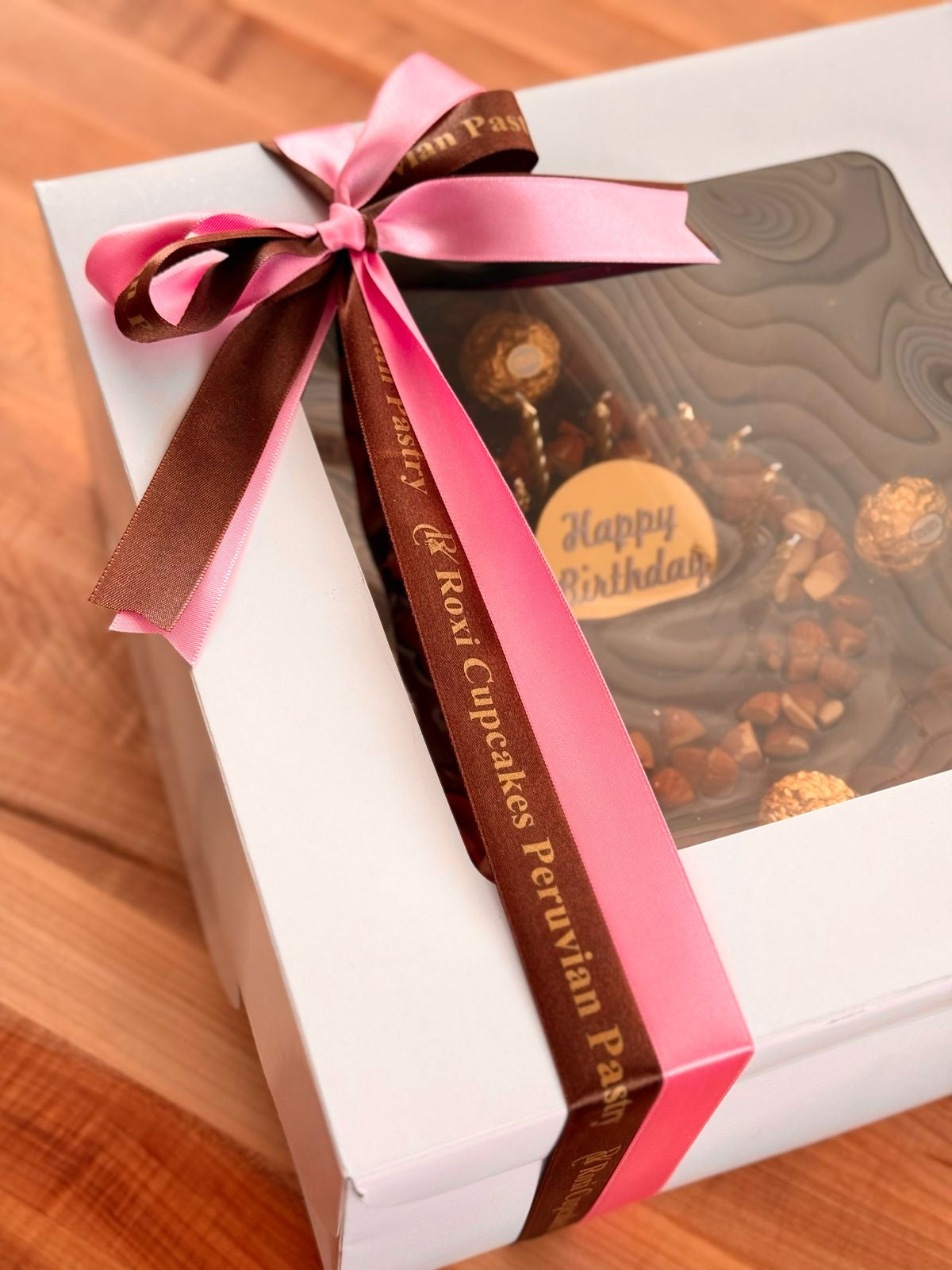 Torta de Chocolate con topping de almendras y chocolate Ferrero Rocher