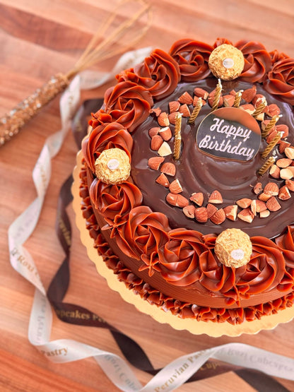 Torta de Chocolate con topping de almendras y chocolate Ferrero Rocher